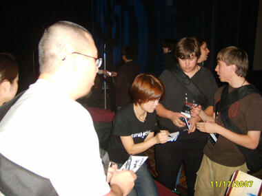 Kumi Tanioka signing autographs for others! Kumi Tanioka signing autographs for others!